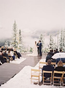Ceremonia zaślubin w plenerowej, zimowej aranżacji