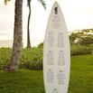 Deska surfingowa służąca za listę gości